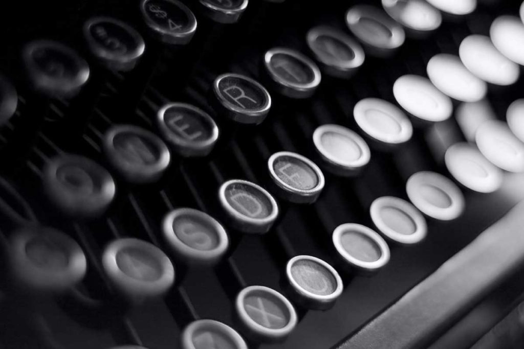SEO copywriting guide - Black and white typewriter image