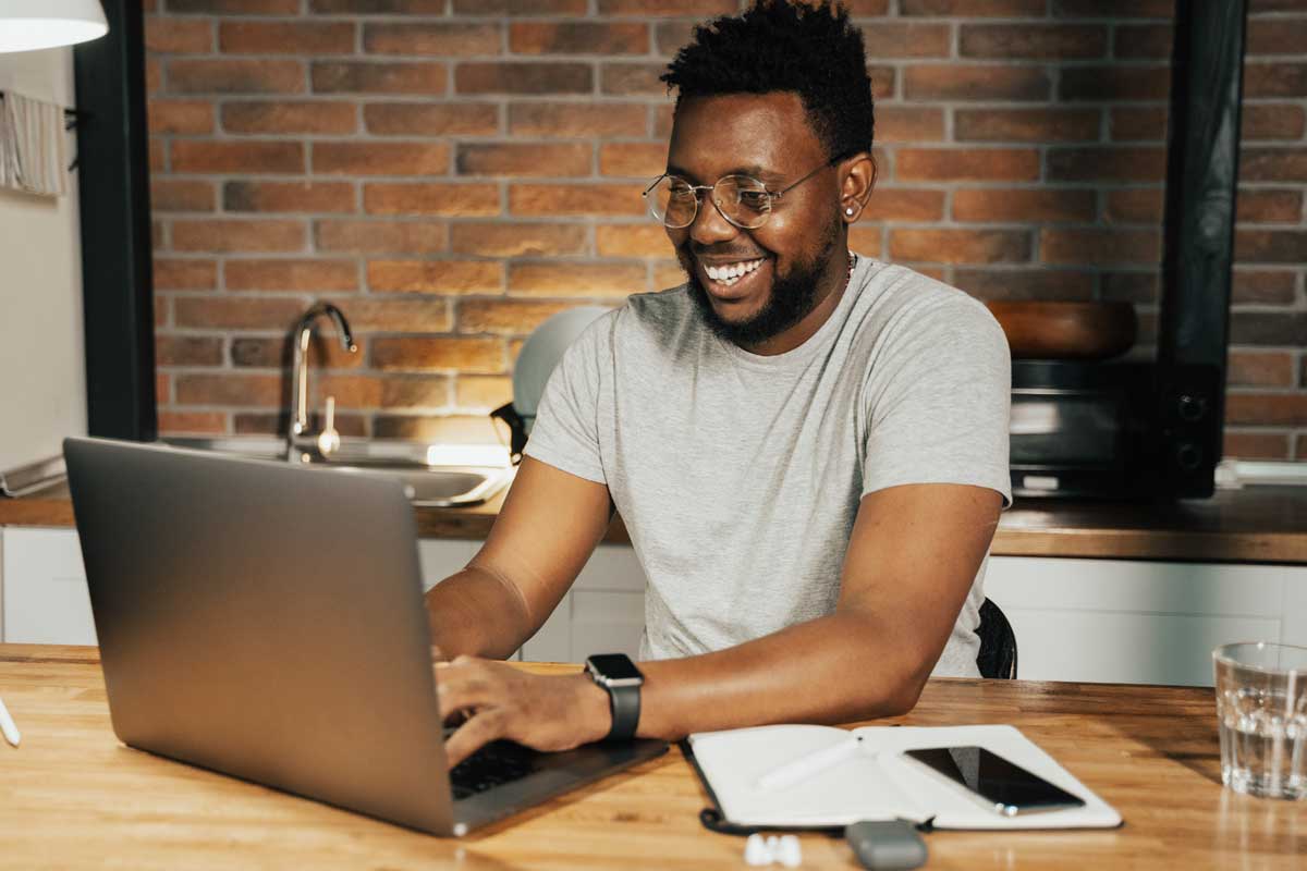 B2B copywriting tips - Shows a man typing on a laptop