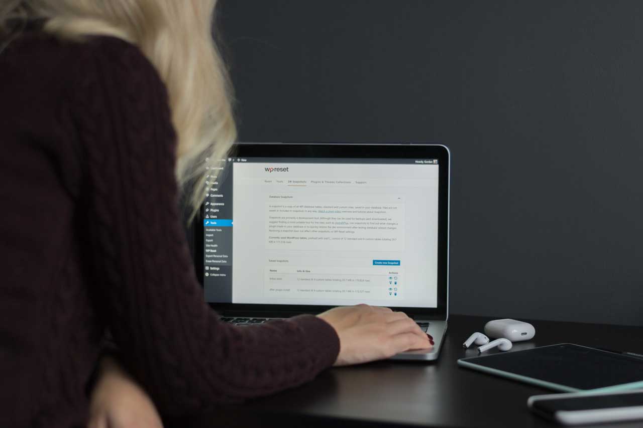 Shows a copywriter at their workstation