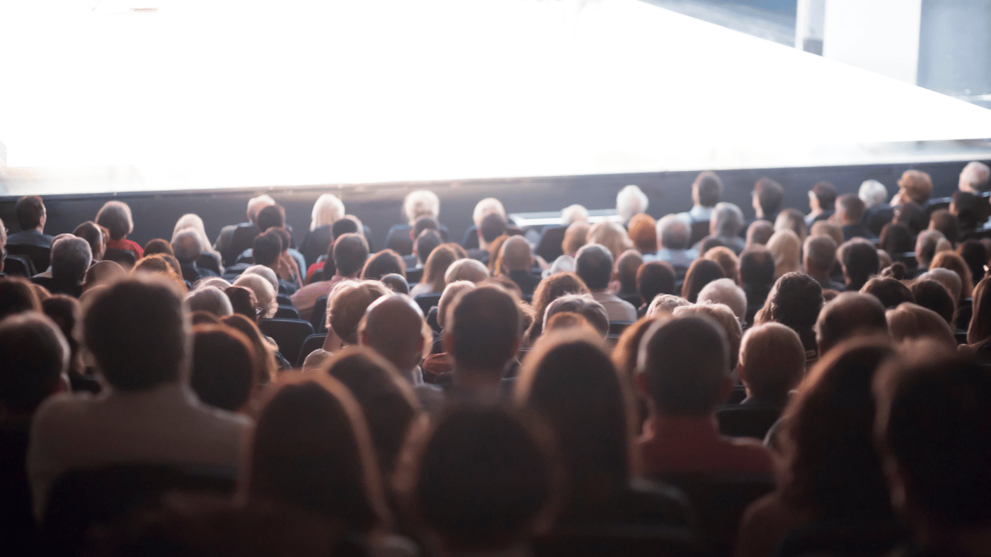 Shows an audience watching a presentation - Copywriting basics