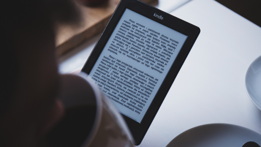 How to writing an e-book - Shows a person reading an e-book