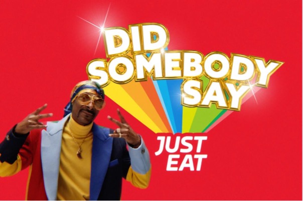 shows Snoop Dogg doing the peace sign