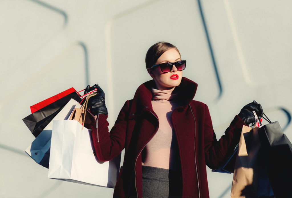 shows a woman holding shopping bags 