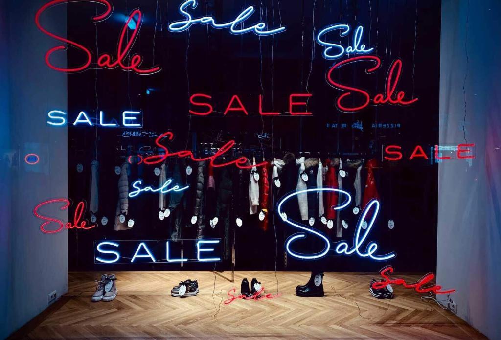 Fashion digital marketing guide - Shows a shop sale window