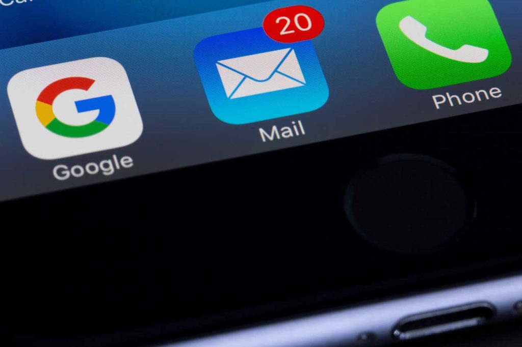 Email copywriting service - Shows a screenshot of a mobile phone mail app